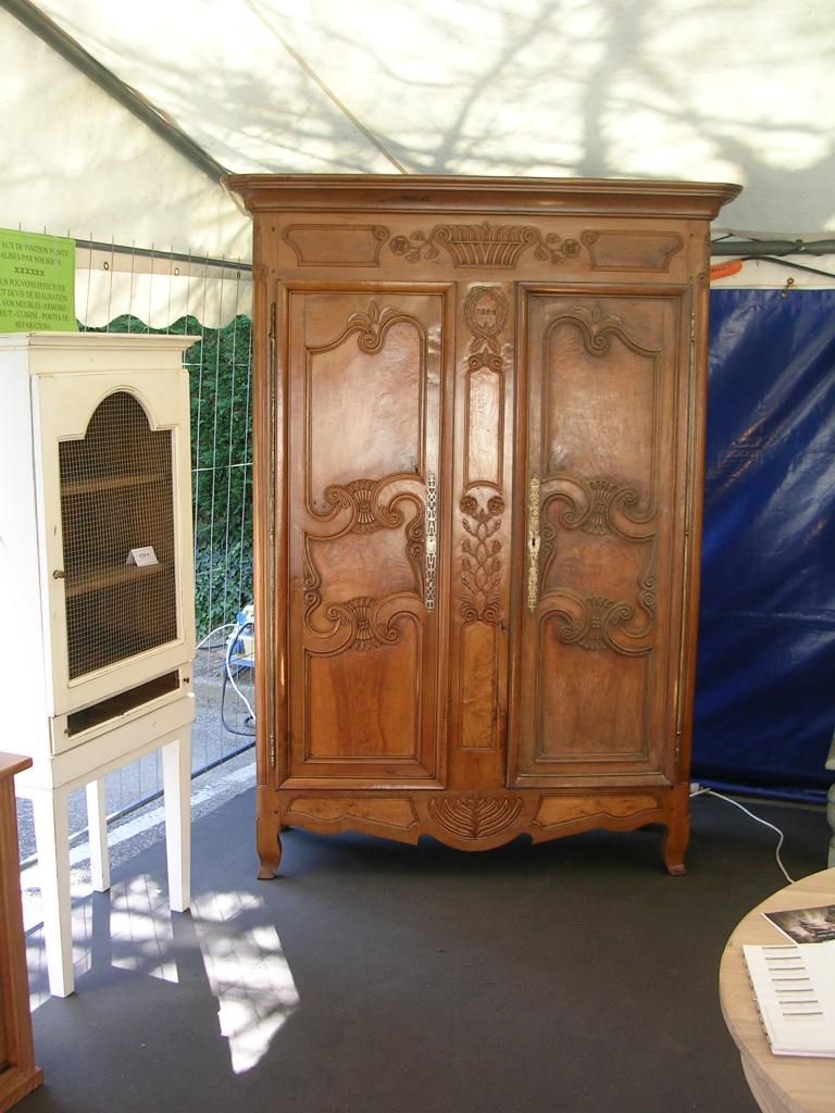 Armoire bressane en merisier et loupe de frêne